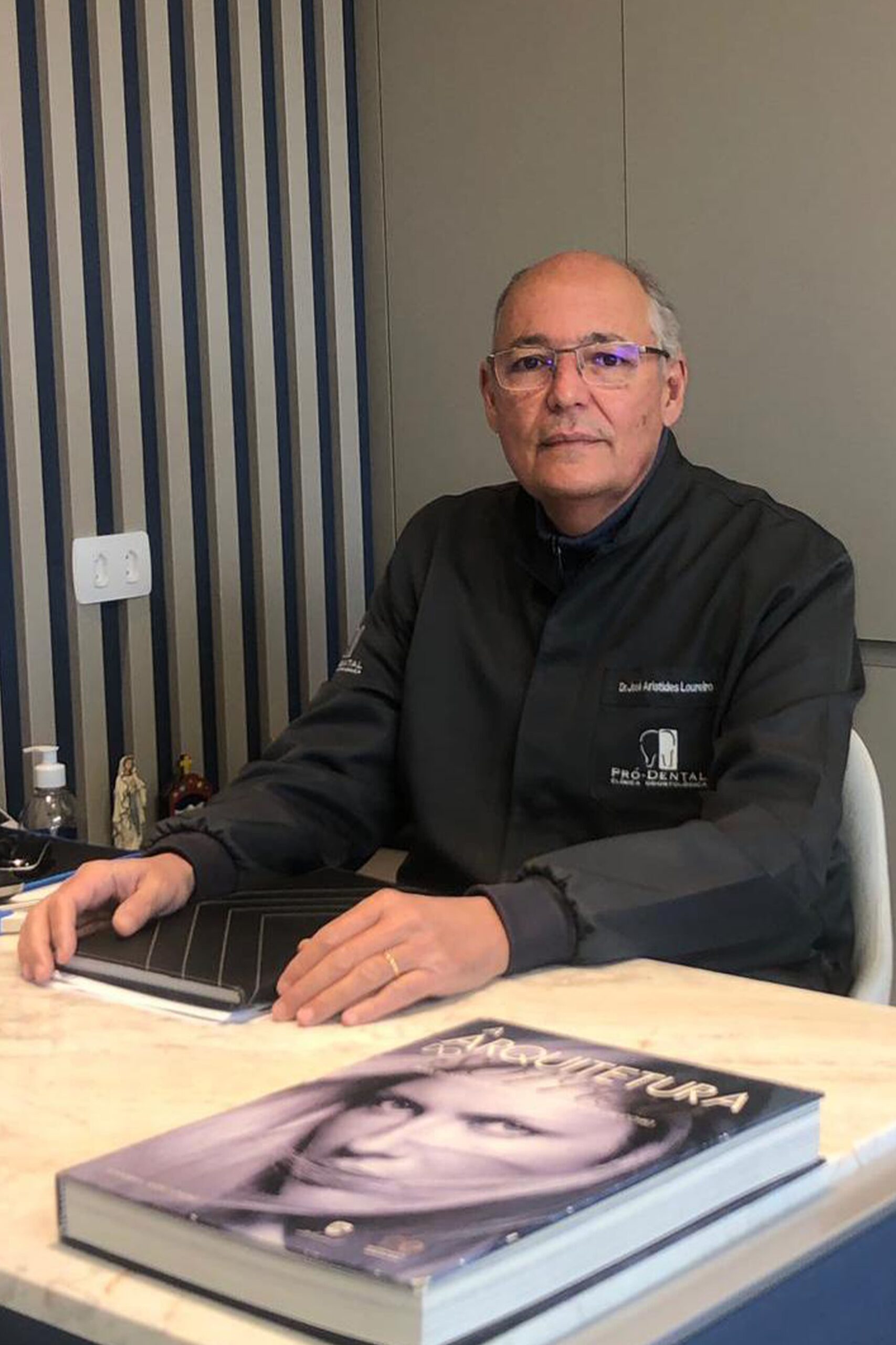 Dr. José Aristides Loureiro — Especialista em Prótese Dental e Estética